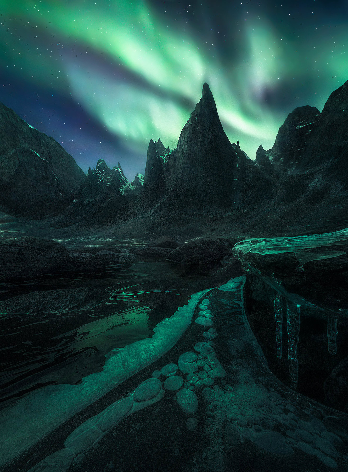 The most impressive vertical towers I have ever seen show off their amazing forms under the light of the Aurora. &nbsp;Early...